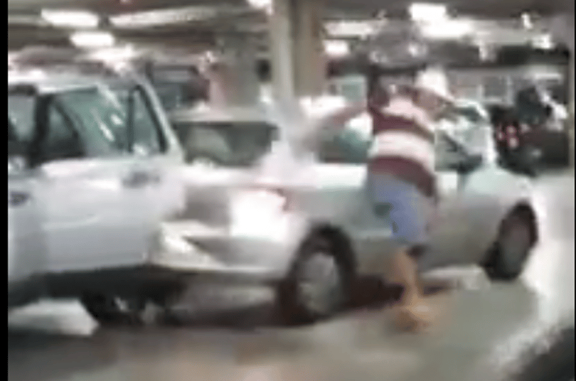 Durván rendezte le a megkattant sofőr a parkolási vitát – videó