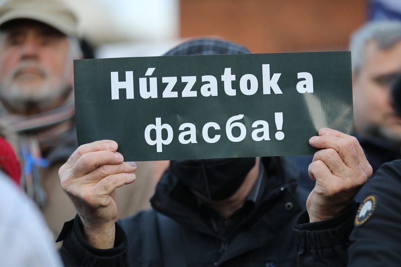 Figyelőkocsival szállt rá az MTV a székházuk előtt akciózó Hadházyra (videóval)