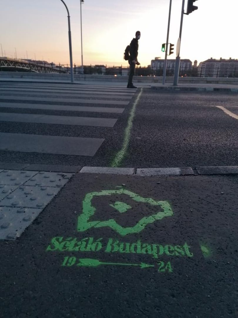 Felrajzolták Puzsér fejét és az autómentes zóna határát Budapest járdáira