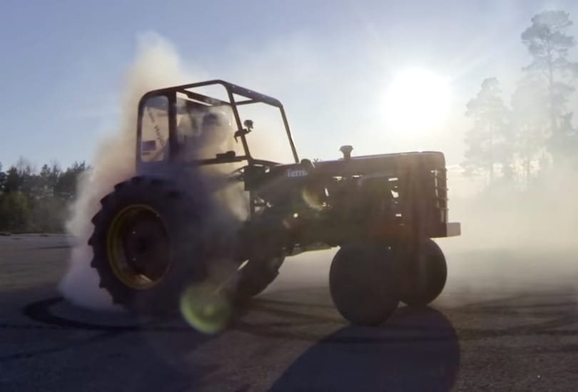 Látott már traktort driftelni? Akkor ezt a videót nézze
