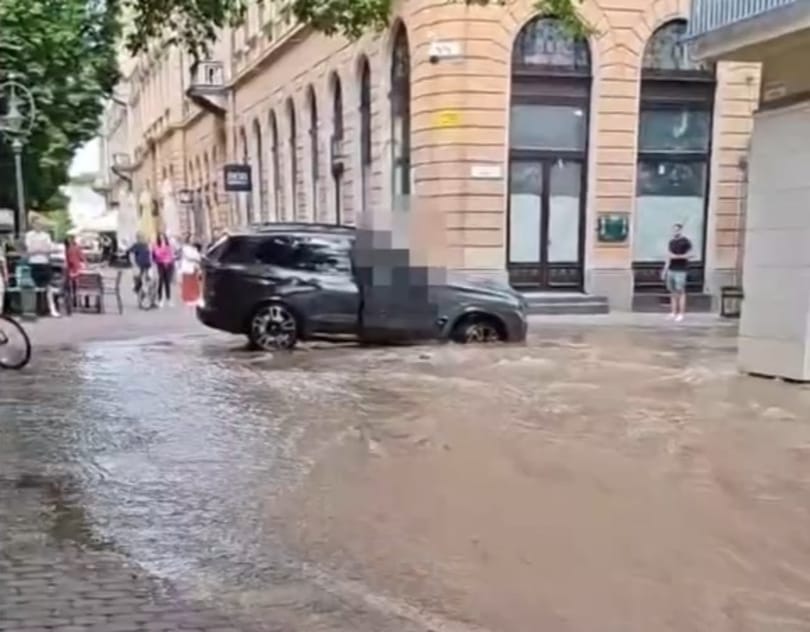 Csőtörés miatt ismét beszakadt az út egy autó alatt Debrecenben - videó