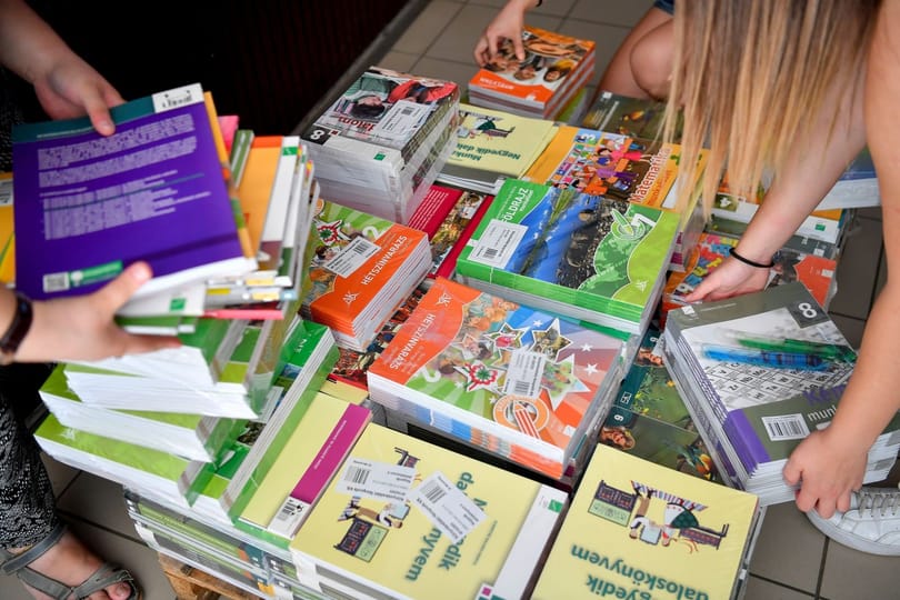 A népszerű irodalomkönyvek szerzője nem engedi, hogy az állam dolgozza át műveit