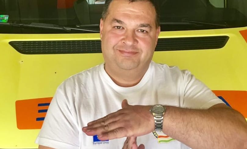 A buszmegállóból is a mentőst tapsolták, aki segített elindulni egy tanulóvezetőnek