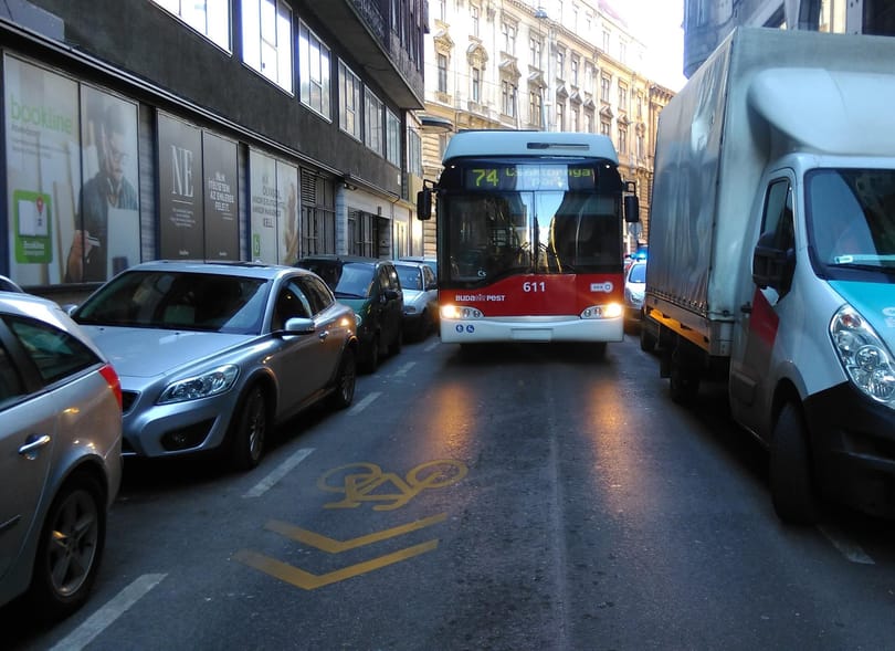 Akikre büszkék vagyunk: ma ki miatt kellett elterelni a 74-es trolit? (Fotó)