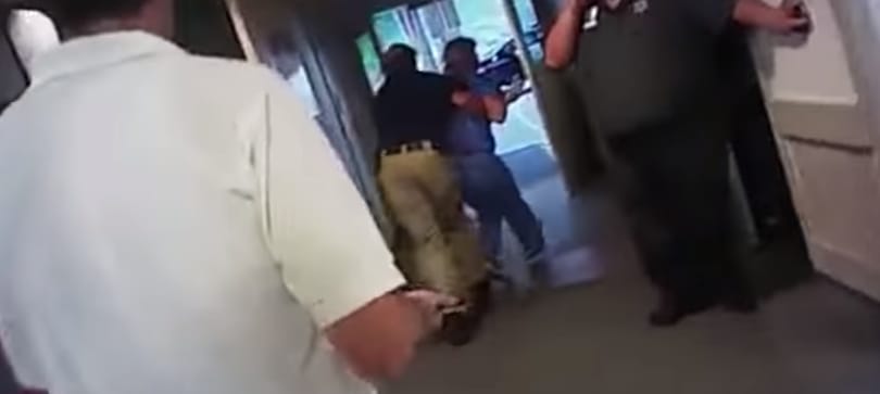 Kirúgták a rendőrt, aki brutálisan megbilincselt egy nővért Utahban