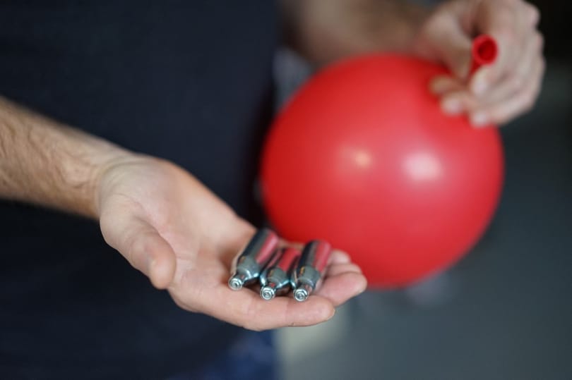 Héttonnányi nevetőgázt foglaltak le a francia rendőrök