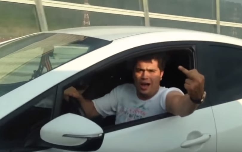 Percekig csak nevetni fog, ha meglátja, hogyan állt bosszút a sors a keménykedő autóson – videó