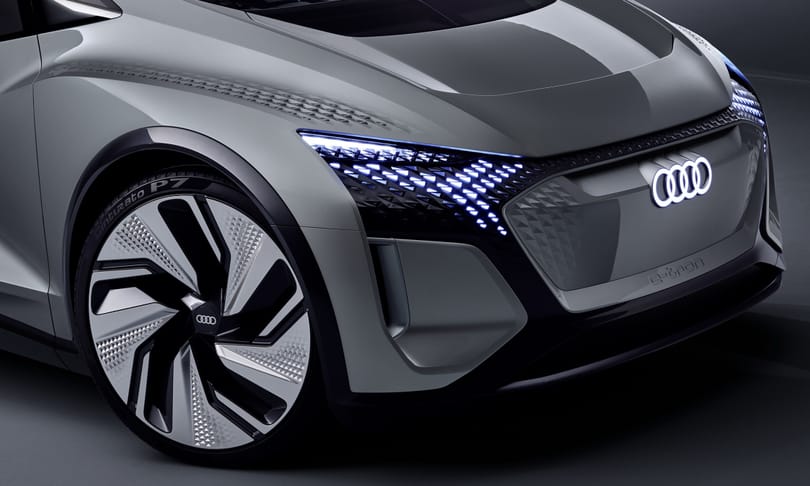 Gombnyomásra eltűnik a legújabb Audi kormánya