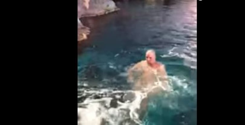Cápák közé ugrott egy meztelen férfi (videó)