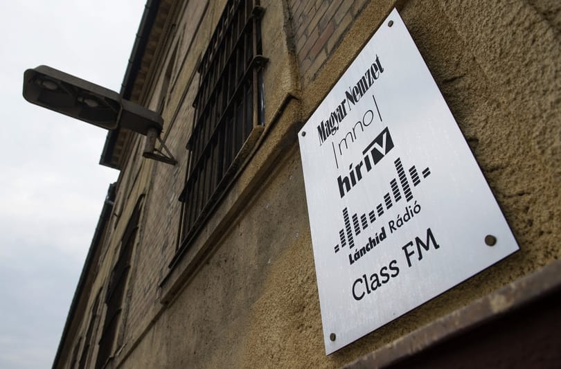 Vérét veszi a kormány Simicska médiájának