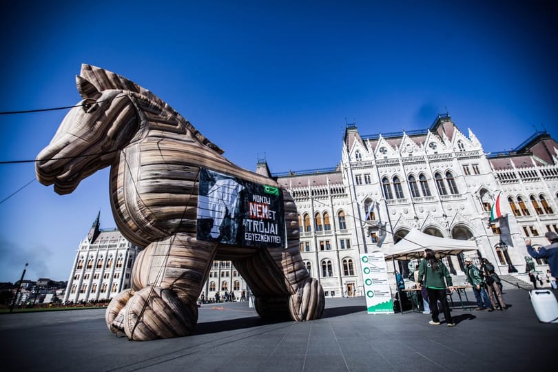 Fotók: Furcsa lényt vonszoltak a parlament elé