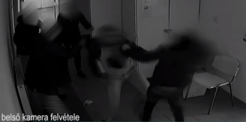Videó: percekig ütötte egymást két férfi a tápiószelei családsegítő központban