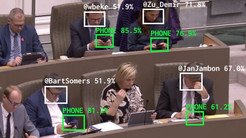 Arcfelismerő szoftver buktatja le a munka közben mobilozó politikusokat