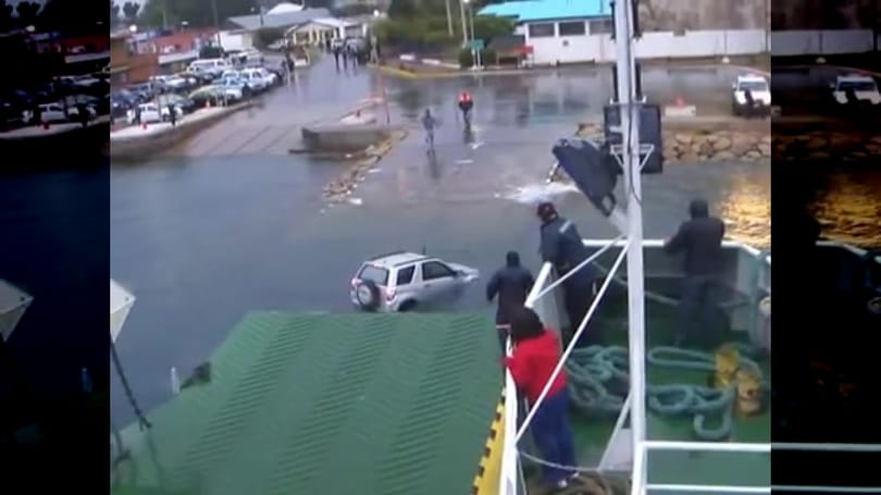 Videó: Felfoghatatlan, mit csinál ez az autós, aki a vízbe ugrat a kompról