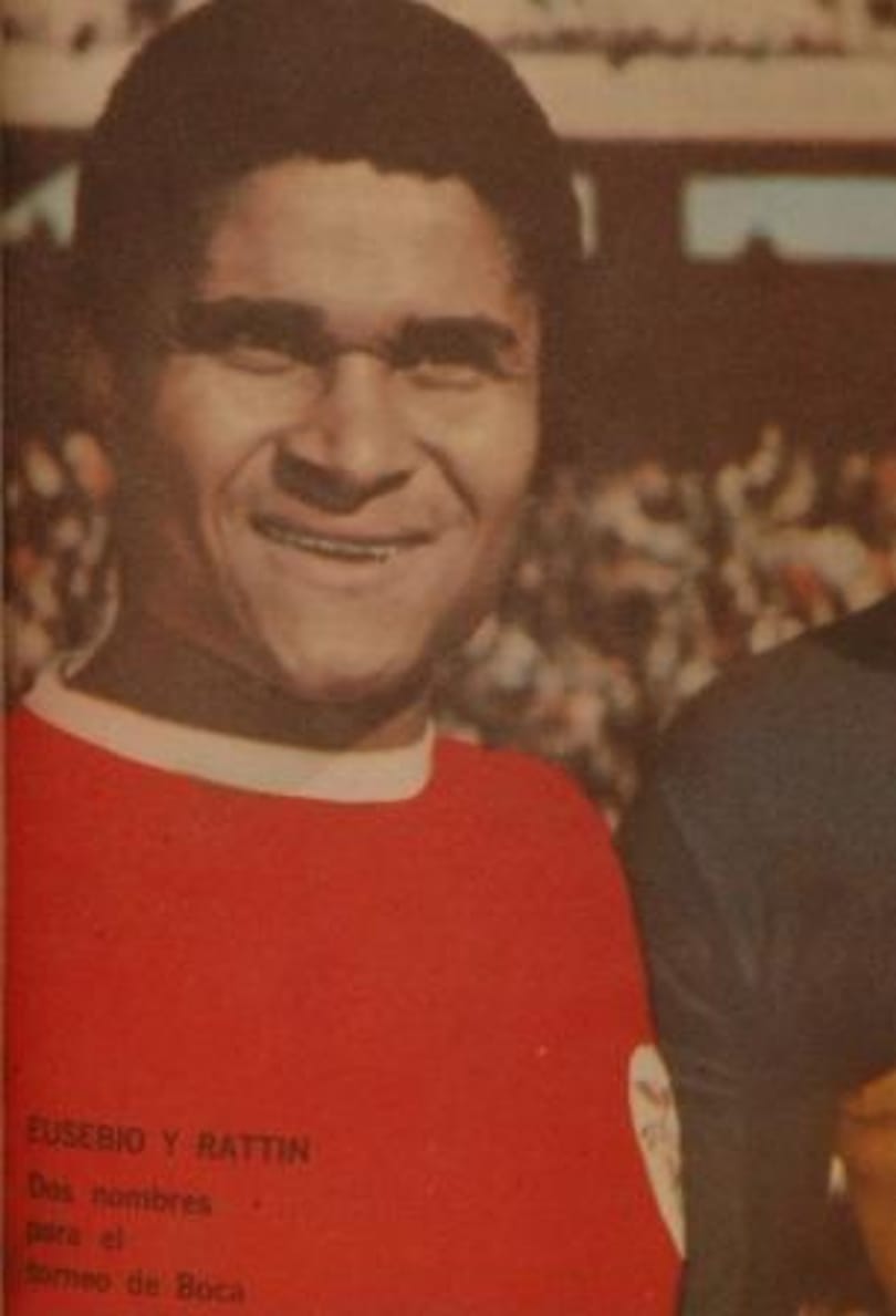Fekete limuzinnal vitték Eusebio koporsóját a stadionba