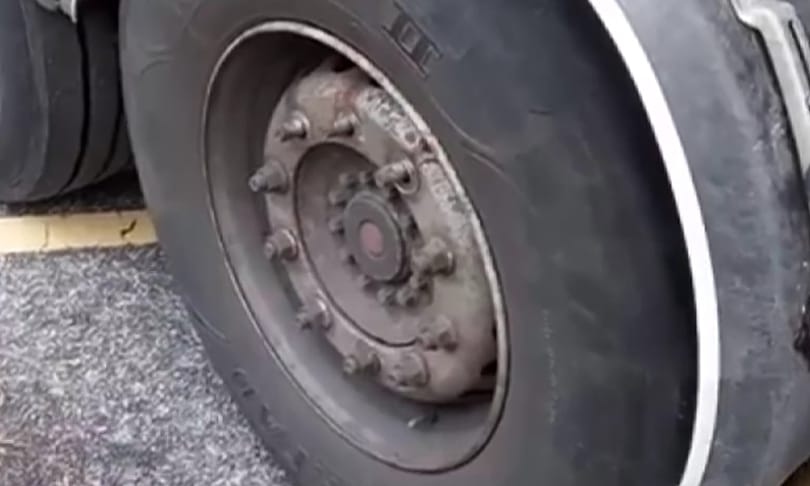 A nap videója: alig tartotta valami ennek a kamionnak a kerekét
