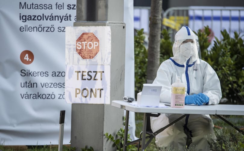 Naponta 12 ezernél is több koronavírustesztet rendelnek a mentőktől