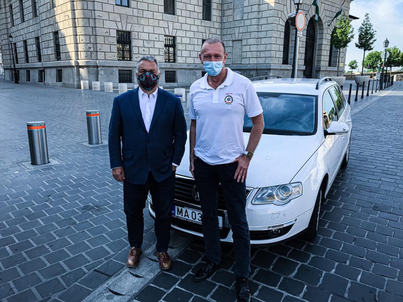 Különleges maszkban pózol Orbán Viktor a mentők napján