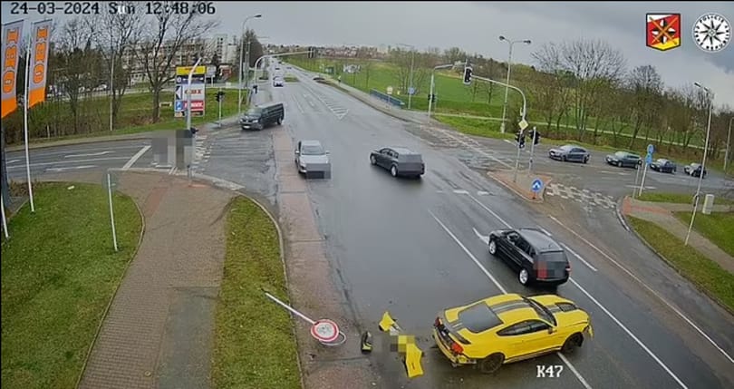 Azzal ünnepelte meg az 50. szülinapját egy cseh férfi, hogy ittasan ripityára tört egy Mustangot – videó