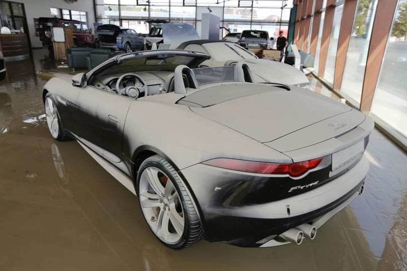 Az áradó Duna nem kímélte a Jaguar szalont sem