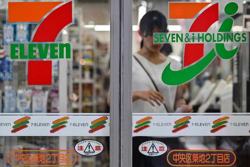 Amikor a kishal enné meg a nagyot: a híres japán bolthálózat azt reméli, a kormánya védi meg a felvásárlástól