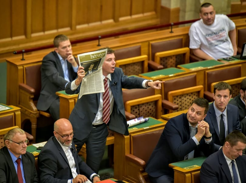 Népszabadsággal takarták el az arcukat a szocialisták, Rogán államtitkára helikoptert kapott