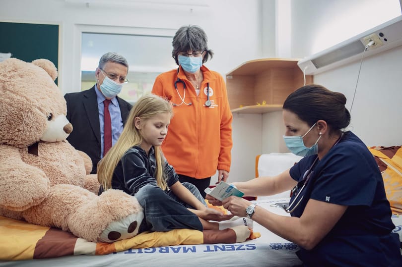 A kilencéves Lujza kapta meg először Magyarországon a gyógyszert, ami halálos betegségből jól uralható állapottá szelídíti a cisztás fibrózist