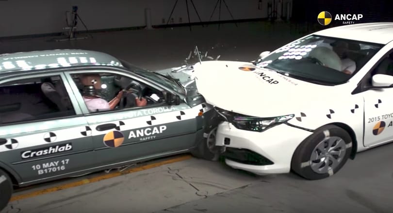 Ez történik, ha egy 1998-as és egy 2015-ös Toyota frontálisan ütközik – videó