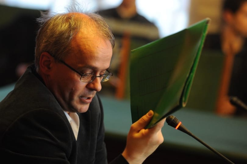 Korrupciógyanús ügyekkel tele van a padlás