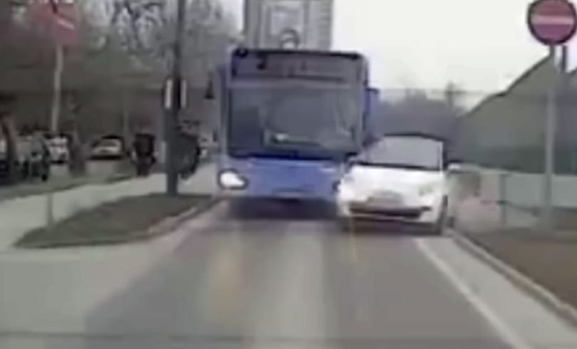 A busz elé vágott, utána felrepült a járdára egy autó Budapesten - videó