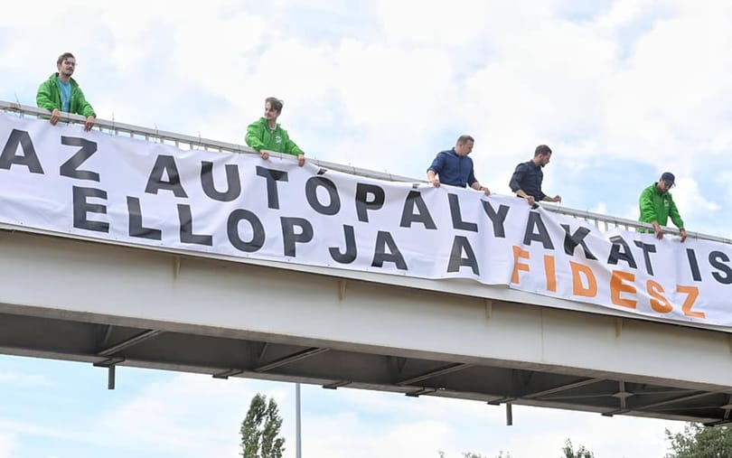 Autópálya-molinókkal tiltakozott a koncessziós tervek ellen a Párbeszéd