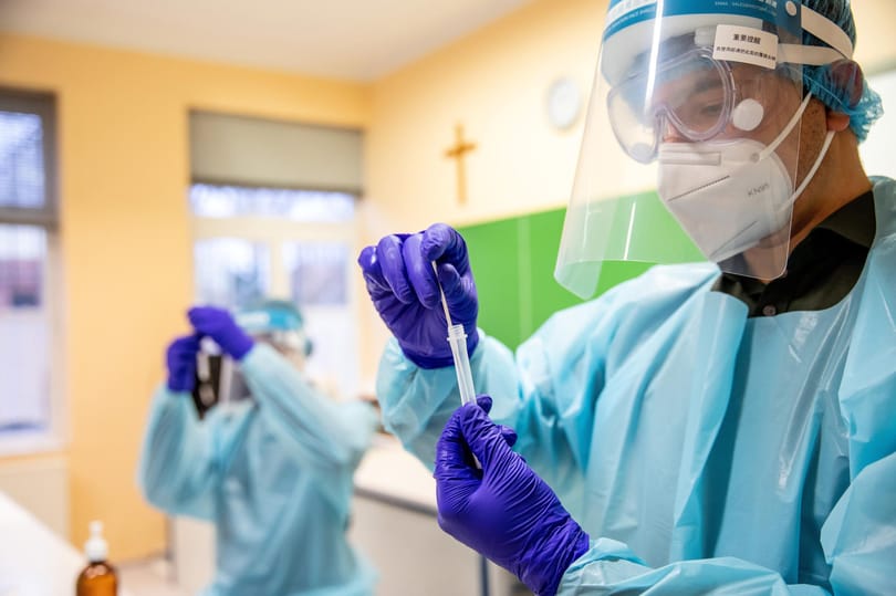 Négy harmincas éveiben járó koronavírusos beteg halt meg a pénteki adatok szerint