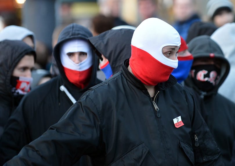 Csúnyán elverték a lengyel szélsőjobbot Varsó utcáin