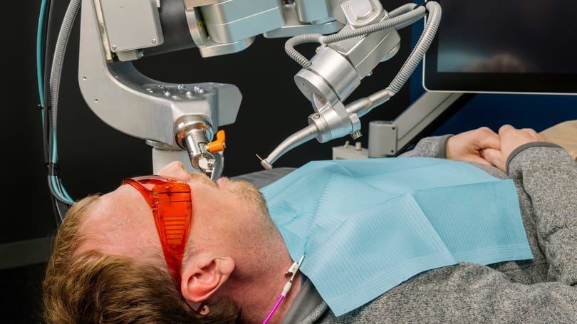 Megtörtént: a világon először végzett el ember nélkül fogászati beavatkozását egy robot, mesterséges intelligenciával