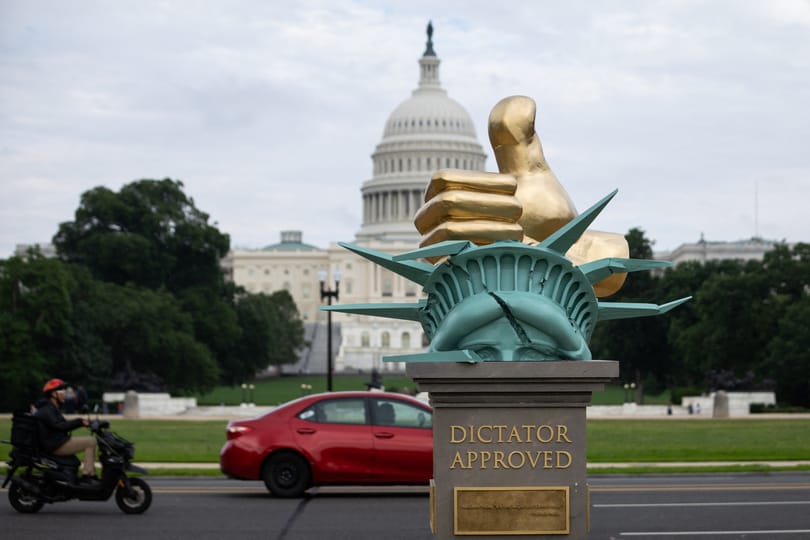 Diktátorszobrot állítottak Washingtonban, Orbán-idézet is van rajta