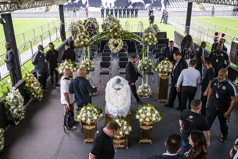 Felravatalozták Pelét a Santos stadionjában