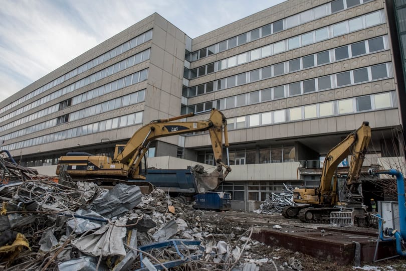 Bontják a Vízművek irodaházát a Váci úton - fotók
