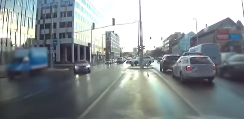 Pont a rendőrök előtt próbált ki egy visszafogott driftelést egy sofőr a Váci úton - videó
