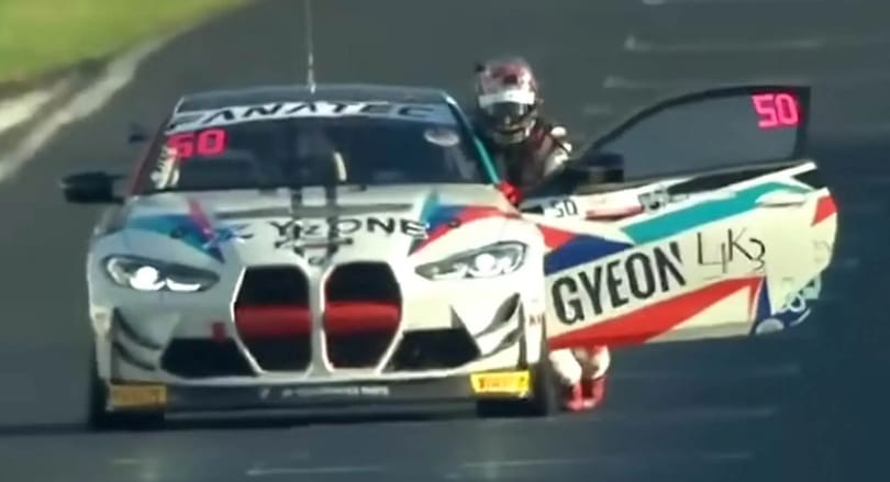 Bajnok lett a japán autóversenyző, aki a célvonalig tolta az autóját – videó