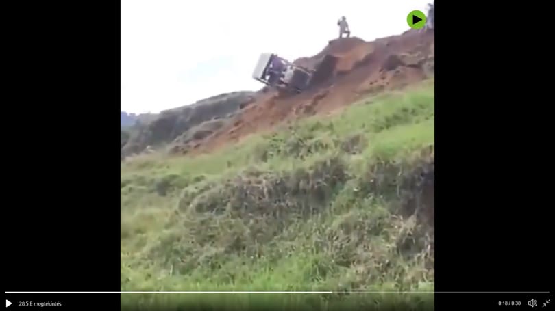 Így kell elegánsan kipattanni egy domboldalról lebucskázó munkagépből (videó)