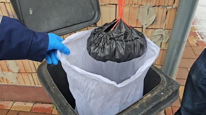 72 ezer adag kábítószert foglaltak le a rendőrök az újszászi dílereknél, a kukában is drogot találtak