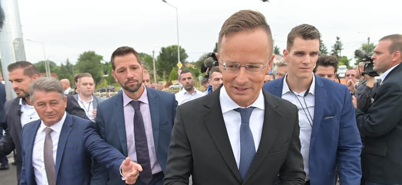 Röhejes produkciót mutatott be valós magyarázatok helyett a jachtozásról Szijjártó