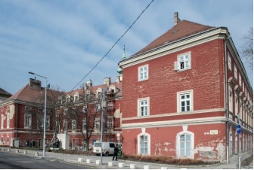 Régóta omladozó épületet újítottak fel a Batthyány téren