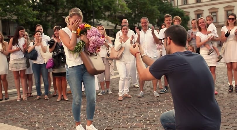 Miért hisszük még mindig, hogy a nyilvános lánykérés romantikus?
