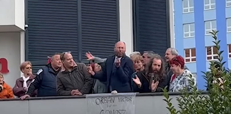 Szabó Bálintot pofon vágta egy nő, mert fütyült Orbán beszéde közben