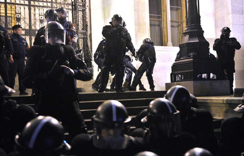 Rendőrség: Csak felsegítettek egy hölgyet a Parlament lépcsőjén