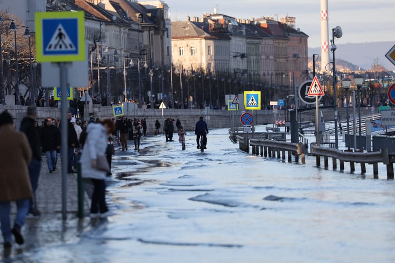 Vasárnap reggel ismét megindulhat a forgalom a budapesti alsó rakpartokon
