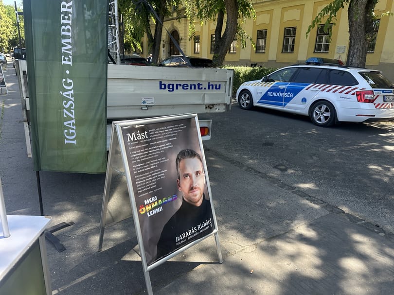 Párbeszéd: A váci rendőrség betiltotta a Merj önmagad lenni! kiállítást