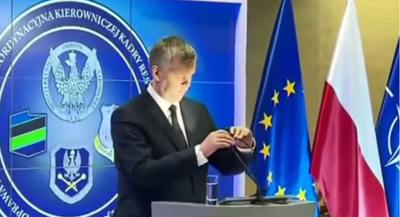 Mikrofonnak nézett a miniszter egy lámpát és belebeszélt – videó