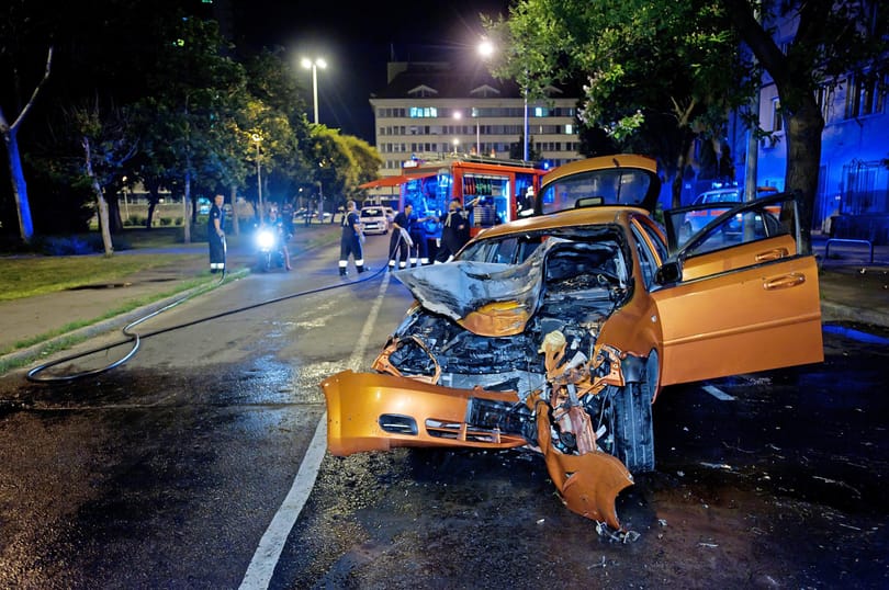 Rendőr mentett ki egy autóst az égő kocsiból